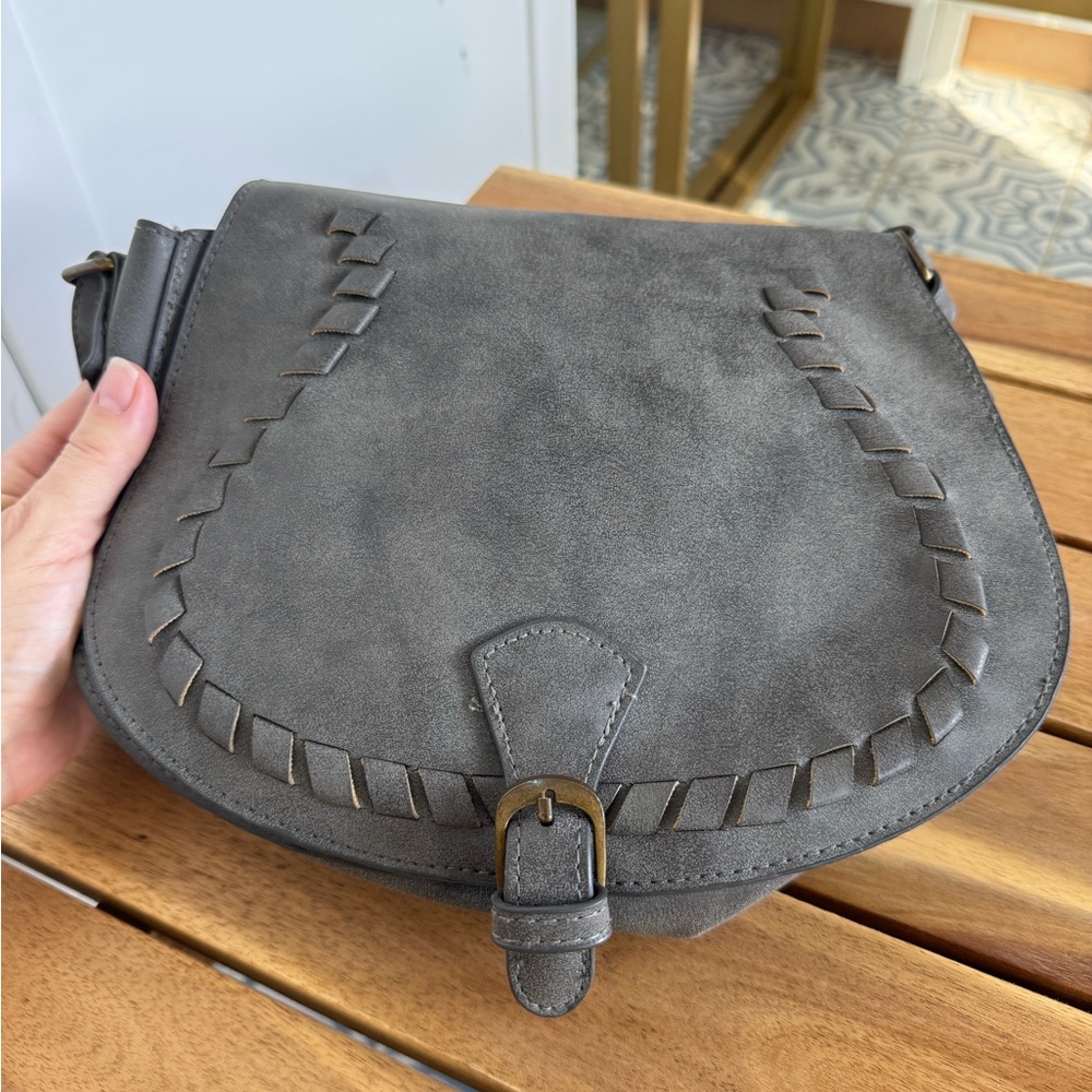 T-Shirt & Jeans Gray Faux Suede Crossbody Saddle Bag Whipstitch Boho Western - Picture 7 of 12